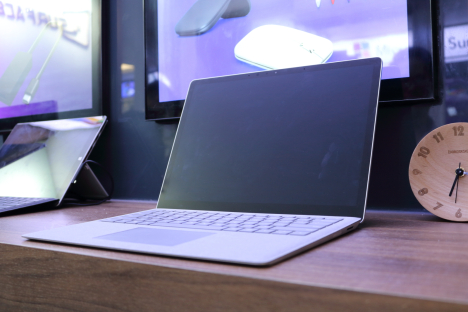 Surface Laptop ( i5/4GB/128GB ) 2